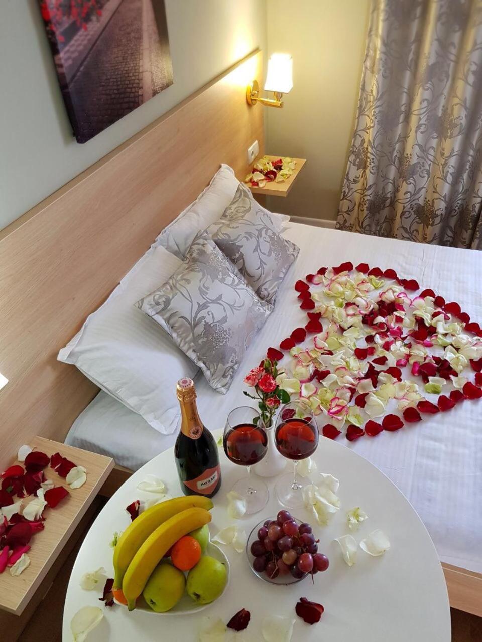 Sky Hotel Bishkek Esterno foto